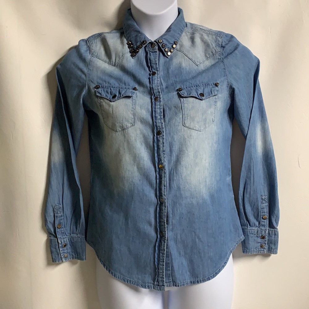CHIQLE denim Architect L blue chambray studded collar long sleeves denim shirt.